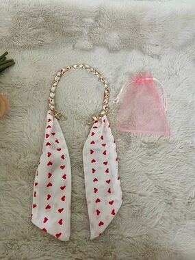 🛍️2/$30 heart valentine Scarf Bag Chain Accessory - White with red